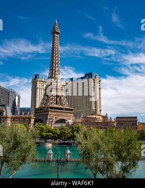 Ricostruita la Torre Eiffel, l'Hotel Paris e il lago di fronte all'Hotel Bellagio, Las Vegas Strip di Las Vegas, Nevada, STATI UNITI D'AMERICA Foto Stock