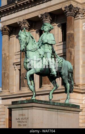 Il duca Carlo Guglielmo Ferdinando monumento nella parte anteriore del castello di Braunschweig, Braunschweig, Bassa Sassonia, Germania Foto Stock