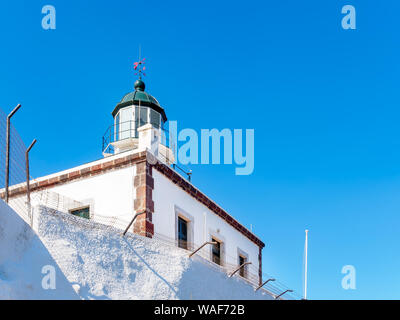 Faro di Akrotiri (Faros) con cielo chiaro - Santorini Grecia Foto Stock