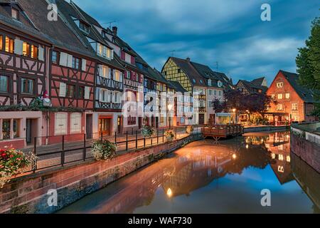 Atmosfera serale, storico semi-case con travi di legno sul canal, Little Venice, La Petite Venise, Colmar, Alsazia, Francia Foto Stock