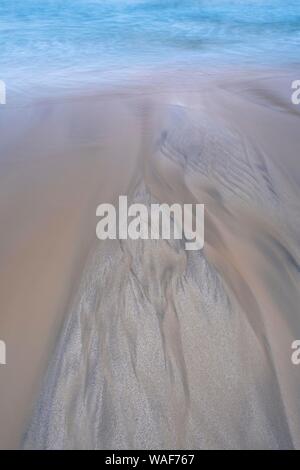 Bizzarre strutture sulla spiaggia sabbiosa, Dalmore Beach, isola di Lewis, Scozia Foto Stock