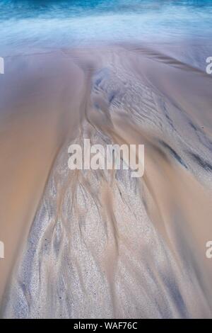 Bizzarre strutture sulla spiaggia sabbiosa, Dalmore Beach, isola di Lewis, Scozia Foto Stock