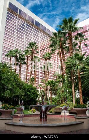 Fontana con flamingo figure nel cortile dell'Hotel Flamingo, Las Vegas, Nevada, STATI UNITI D'AMERICA Foto Stock