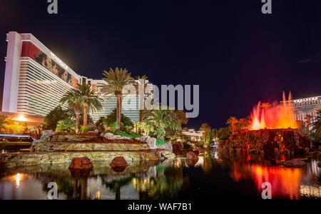 Mostrare con artificiale eruzione del vulcano a Hotel Mirage, scena notturna, Las Vegas, Nevada, STATI UNITI D'AMERICA Foto Stock