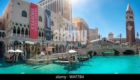 Venetian Resort Hotel, davanti una laguna artificiale con una gondola, replica del Campanile e il ponte di Rialto, Las Vegas, Nevada, STATI UNITI D'AMERICA Foto Stock