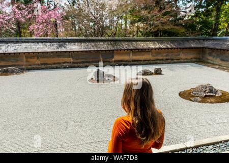 Turistico a Ryouan-ji il giardino di roccia, giardino Zen, Ryoan-ji, Kyoto, Giappone Foto Stock