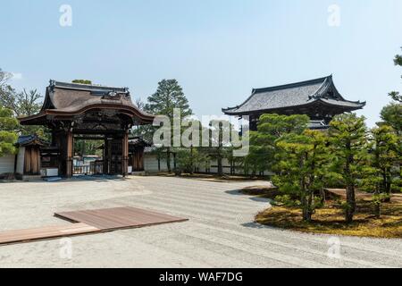 Ninna-ji Goti, giardino Zen, equo ghiaia e giardino con cancello di ingresso, Kyoto, Giappone Foto Stock