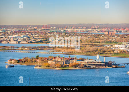 Ellis Island, New York, USA è vista dal di sopra nel porto di New York. Foto Stock