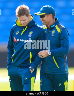 Australia Coach Justin Langer (leftt) e Steve Smith durante la sessione di reti a Headingley, Leeds. Foto Stock