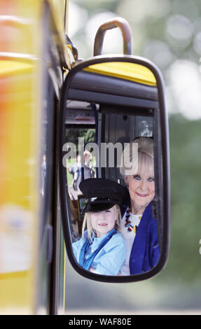 Ex racing driver Rosemary Smith e Naoise O'Molloy, 5, dal rivestimento, in occasione del lancio di autobus di Dublino "Give it a spin' assunzione unità femmina per i conducenti di autobus al Phoenix Park di Dublino di oggi. Foto Stock