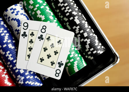 Due carte da gioco sulla parte superiore del chip del poker Foto Stock