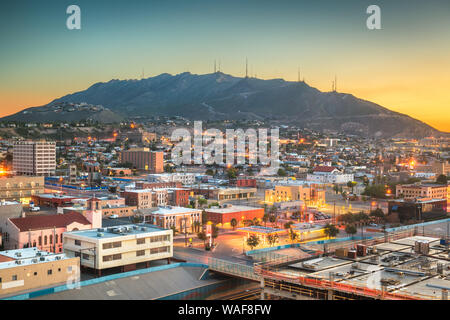 El Paso, Texas, Stati Uniti d'America downtown skyline della città verso la Scenic Drive si affacciano all'alba. Foto Stock