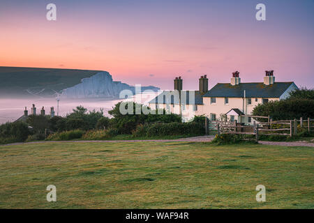 Sunrise a Cuckmere Haven e le sette sorelle a Seaford Capo Riserva Naturale, East Sussex, Inghilterra Foto Stock