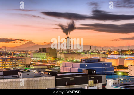 Kawasaki, Giappone fabbriche e Mt. Fuji al crepuscolo. Foto Stock