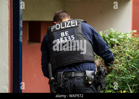 Berlino, Germania. 20 agosto 2019. Un poliziotto cerca un blocco di appartamenti in Berlin-Marzahn per tracce. In Berlin-Marzahn, qualcuno sparato da una finestra. (Per "hots licenziato dalla finestra - azioni di polizia in Berlin-Marzahn') Credito: Paolo Zinken/dpa/Alamy Live News Foto Stock