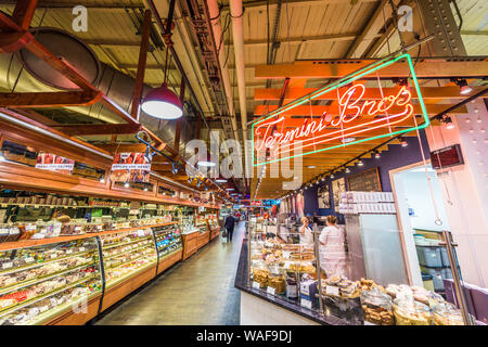 PHILADELPHIA, Pennsylvania - Novembre 18, 2016: i fornitori e i clienti in Reading Terminal Market. Il mercato storico è una popolare attrazione per culi Foto Stock