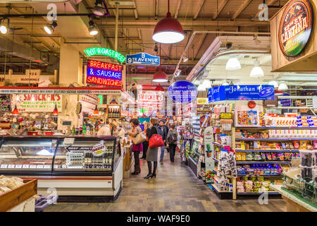 PHILADELPHIA, Pennsylvania - Novembre 18, 2016: i fornitori e i clienti in Reading Terminal Market. Il mercato storico è una popolare attrazione per culi Foto Stock