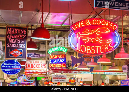 PHILADELPHIA, Pennsylvania - Novembre 18, 2016: Segni in Reading Terminal Market. Il mercato storico è una popolare attrazione per le prelibatezze gastronomiche. Foto Stock