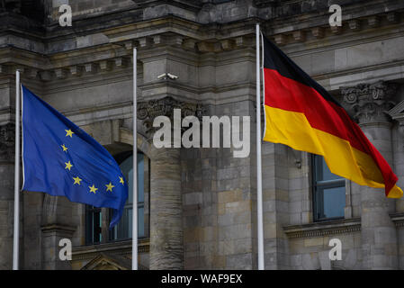 Berlino, Germania. 16 Ago, 2019. L'Unione europea e la Germania bandiere del Reichstag o federale per l'edificio del Parlamento a Berlino. Credito: Omar Marques/SOPA Immagini/ZUMA filo/Alamy Live News Foto Stock