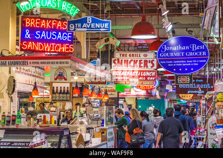 PHILADELPHIA, Pennsylvania - Novembre 18, 2016: i fornitori e i clienti in Reading Terminal Market. Il mercato storico è una popolare attrazione per culi Foto Stock