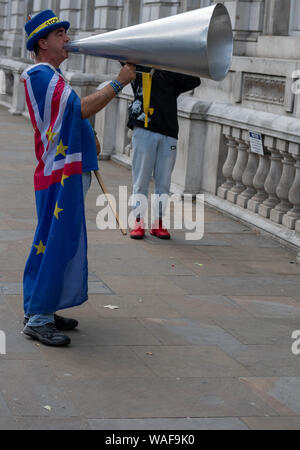 Londra 20 agosto 2019 Brexit Whitehall guarda con i ministri del governo di lasciare l'ufficio di gabinetto, Steve Bray, anti brexit protester Credit Ian DavidsonAlamy Live News Foto Stock