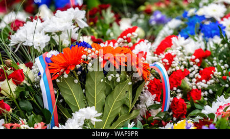Mazzo di fiori con nastro di bandiera della Russia. Giornata Nazionale della Federazione Russa - immagine Foto Stock
