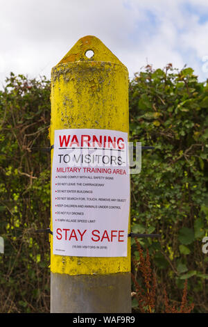 Open day per i visitatori di vedere il deserto villaggio fantasma di Imber su Salisbury Plain, WILTSHIRE REGNO UNITO nel mese di agosto - poster di avvertimento sul montante Foto Stock