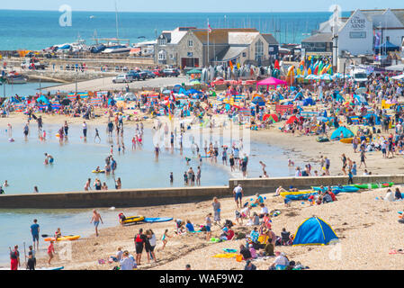 Lyme Regis, Dorset, Regno Unito. 20 agosto 2019. Regno Unito: Meteo i vacanzieri e beachgoers pack la pittoresca spiaggia presso la località balneare di Lyme Regis in un caldo e assolato pomeriggio. La cottura in forno caldo è impostata per continuare oltre verso il bank holiday quando la folla di visitatori sono impostati per il gregge fino alla costa sud come la scuola vacanze estate continua. Credito: Celia McMahon/Alamy Live News Foto Stock