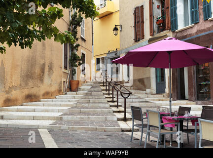 Street nella città vecchia di Cassis, Francia Foto Stock