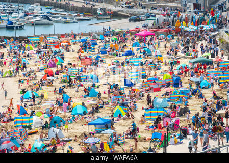 Lyme Regis, Dorset, Regno Unito. 20 agosto 2019. Regno Unito: Meteo i vacanzieri e beachgoers pack la pittoresca spiaggia presso la località balneare di Lyme Regis in un caldo e assolato pomeriggio. La cottura in forno caldo è impostata per continuare oltre verso il bank holiday quando la folla di visitatori sono impostati per il gregge fino alla costa sud come la scuola vacanze estate continua. Credito: Celia McMahon/Alamy Live News Foto Stock