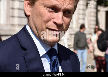 Londra, Regno Unito. 20 agosto 2019. Ministri e deputati di lasciare l'Ufficio di gabinetto in Whitehall dopo una riunione per discutere Brexit. Grant Shapps MP (Segretario di Stato per il trasporto) Foto Stock