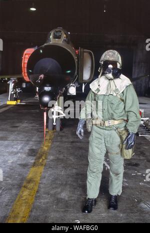 Stati Uniti Air Force, Spangdahlem air base (Germania ovest), sede ot 52d Tactical Fighter Wing. Membri della terra personale tecnico durante un esercizio di NBC (giugno 1985) Foto Stock