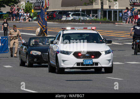 Long Island, NY, circa 2019: contea di Suffolk auto della polizia porta il memorial day parade celebrazione in città locali in onore di attivo e veterano servic militare Foto Stock