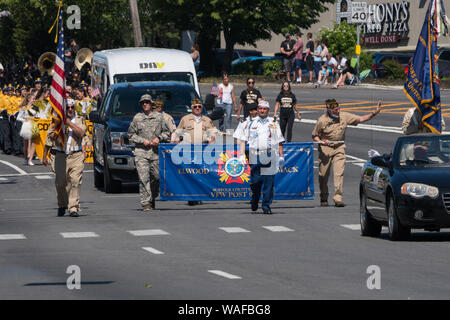 Long Island, NY - Circa 2019: noi veterani militari in marzo il memorial day celebra durante la calda estate vacanza americana Foto Stock