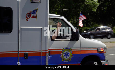 Long Island, NY - Circa 2019: ambulanza veicolo di emergenza chiudere la guida nel giorno memoriale della parata di portare durante la giornata estiva celebrare america la libertà di un Foto Stock