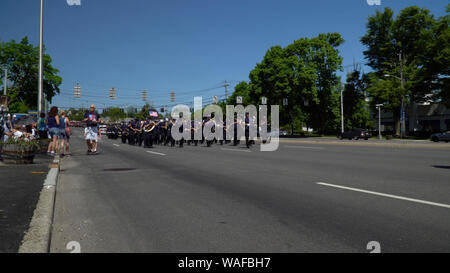 Long Island, NY - Circa 2019: giorno memoriale della sfilata che si svolgono in piccole città main street usa New York celebrare e onorare i veterani e militari. Alta Foto Stock