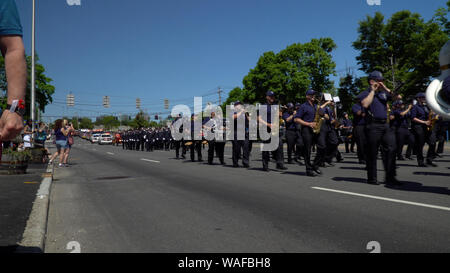 Long Island, NY - Circa 2019: giorno memoriale della sfilata che si svolgono in piccole città main street usa New York celebrare e onorare i veterani e militari. Alta Foto Stock