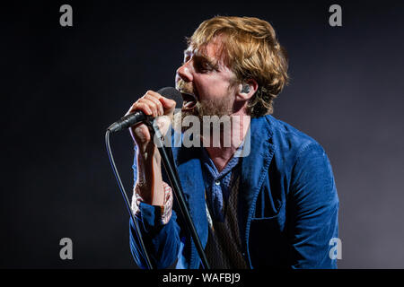 Ricky Wilson dal Kaiser Chiefs live sul palco concerti in giardino, De Montfort Hall, Leicester 18 Agosto 2019 Foto Stock