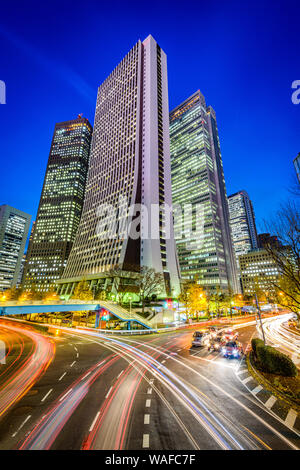 Tokyo, Giappone intersezione e grattacieli cityscape di Nishi-Shinjuku grattacielo business district. Foto Stock