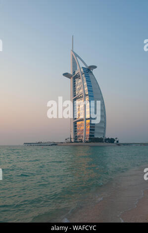 Il Burj Al Arab Hotel di lusso, Jameirah resort sulla spiaggia, a Dubai, Emirati Arabi Uniti Foto Stock