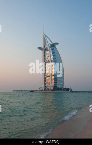 Il Burj Al Arab Hotel di lusso, Jameirah resort sulla spiaggia, a Dubai, Emirati Arabi Uniti Foto Stock