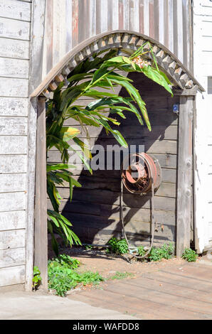 Arco d'ingresso rivestito di legno intemperie, Locke, California Delta, California, California, USA Foto Stock