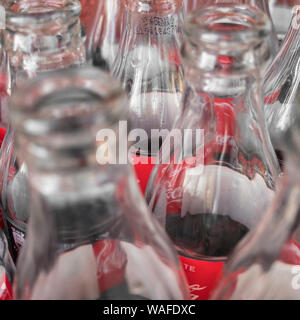 Svuotare le bottiglie di vetro della Coca Cola, close-up. Vista da sopra. Italia 19 febbraio 2019. Foto Stock