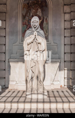 Bloody statua della Madonna. Concetto forte della sofferenza, la nascita, la vita e la morte. Foto Stock