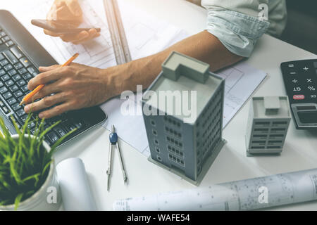 Architetto workplace - a lavorare su un nuovo progetto di casa in ufficio Foto Stock