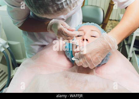 In prossimità di una filettatura mani belle womans labbro superiore Foto Stock