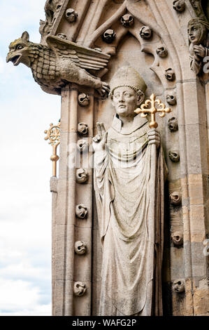 Una chiusura della pietra scolpita vescovo cristiano la figura e la decorazione sulla torre dell'università chiesa di Santa Maria Vergine, Oxford, England Regno Unito. Foto Stock