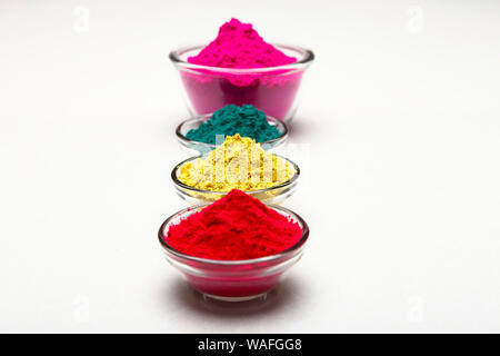 Ciotole piene di holi colore in una riga Foto Stock
