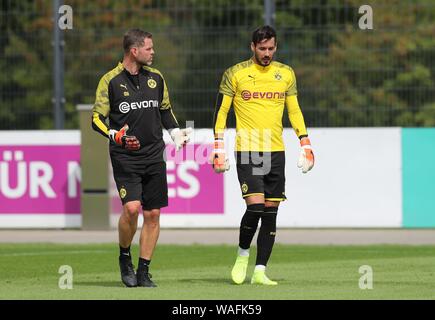 Dortmund, Deutschland. 20 agosto 2019. firo: 20.08.2019, calcio, 1.Bundesliga, stagione 2019/2020, BVB, Borussia Dortmund, formazione, portiere BURKI romano, con goalkeeping coach Matthias KLEINSTEIBER, links | Utilizzo di credito in tutto il mondo: dpa/Alamy Live News Foto Stock