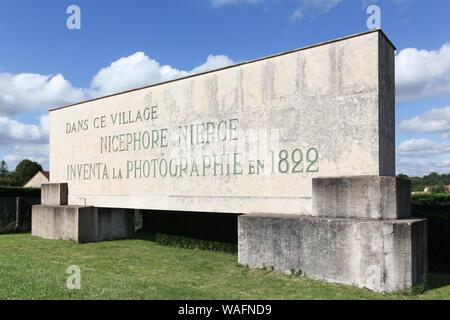 Un monumento alla memoria di Nicephore Niepce. In questo villaggio Nicephore Niepce ha inventato la fotografia nel 1822 in lingua francese Foto Stock